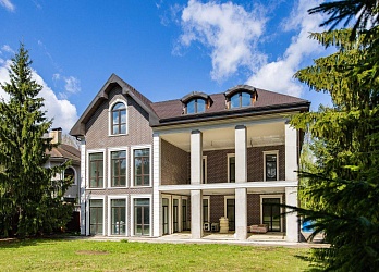 Объявление Дом, 1300&nbsp;м&sup2;, 3 эт., 15 сот.