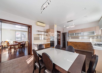 Объявление Дом, 350&nbsp;м&sup2;, 3 эт., 15 сот.