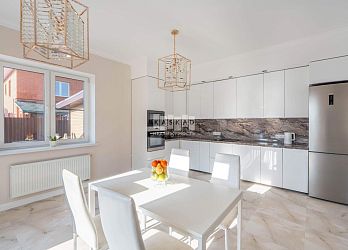 Объявление Дом, 200 м², 2 эт., 6 сот.