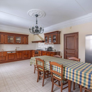 Объявление Дом, 650м2, 3 эт, 30 сот.