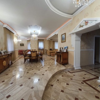 Объявление Дом, 587.2м2, 4 эт, 14.999 сот.